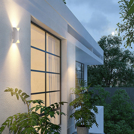 Noxel Curved Outdoor Wall Light white